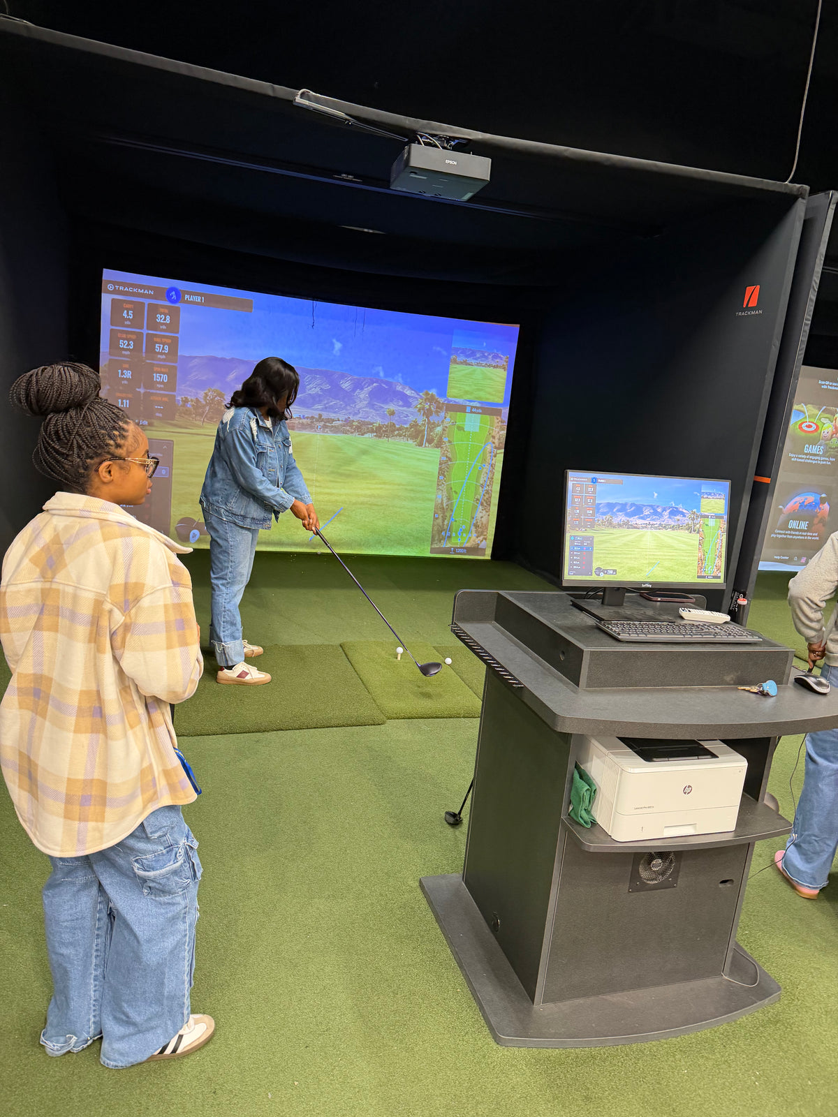 gold simulator competition at womens golf event in kansas city